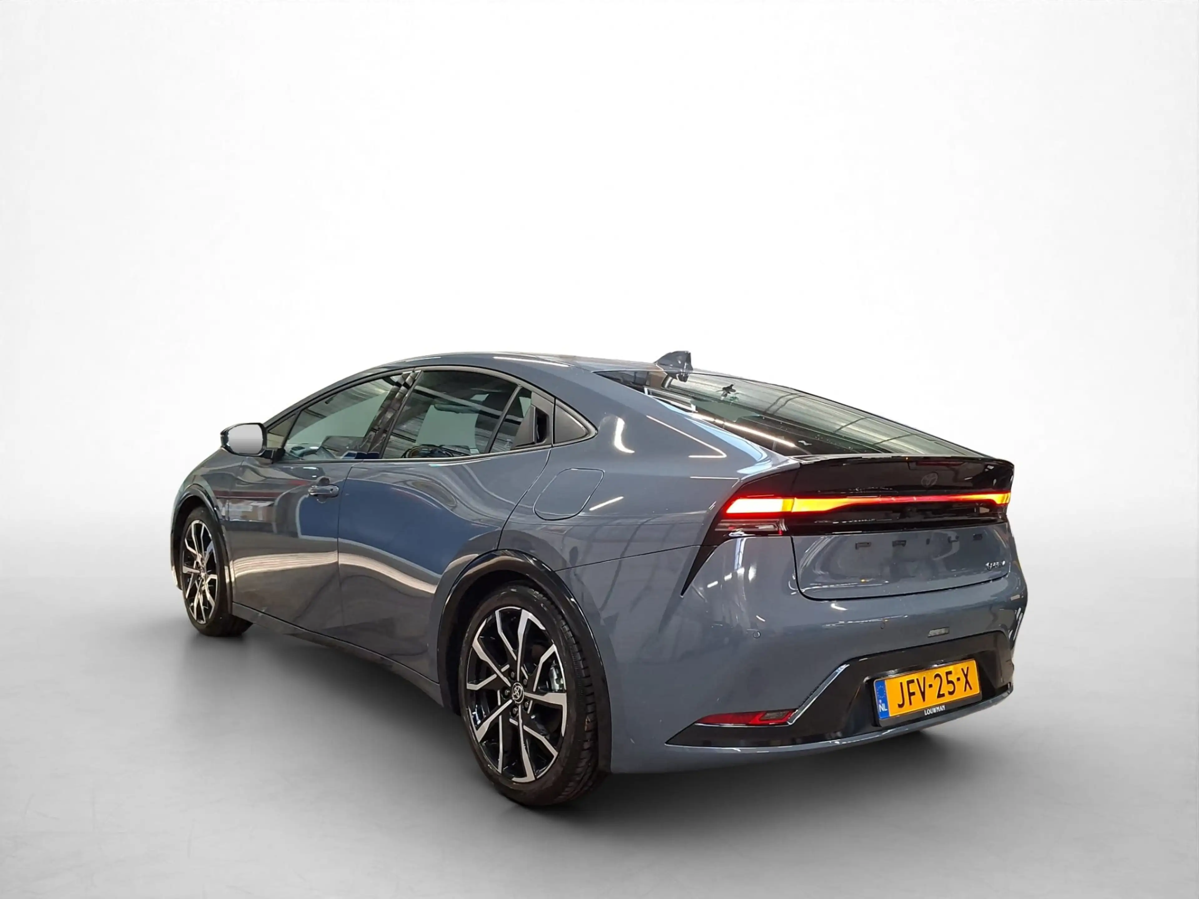 Toyota Prius 2.0 Plug-in Executive Demo Dick — photo 10