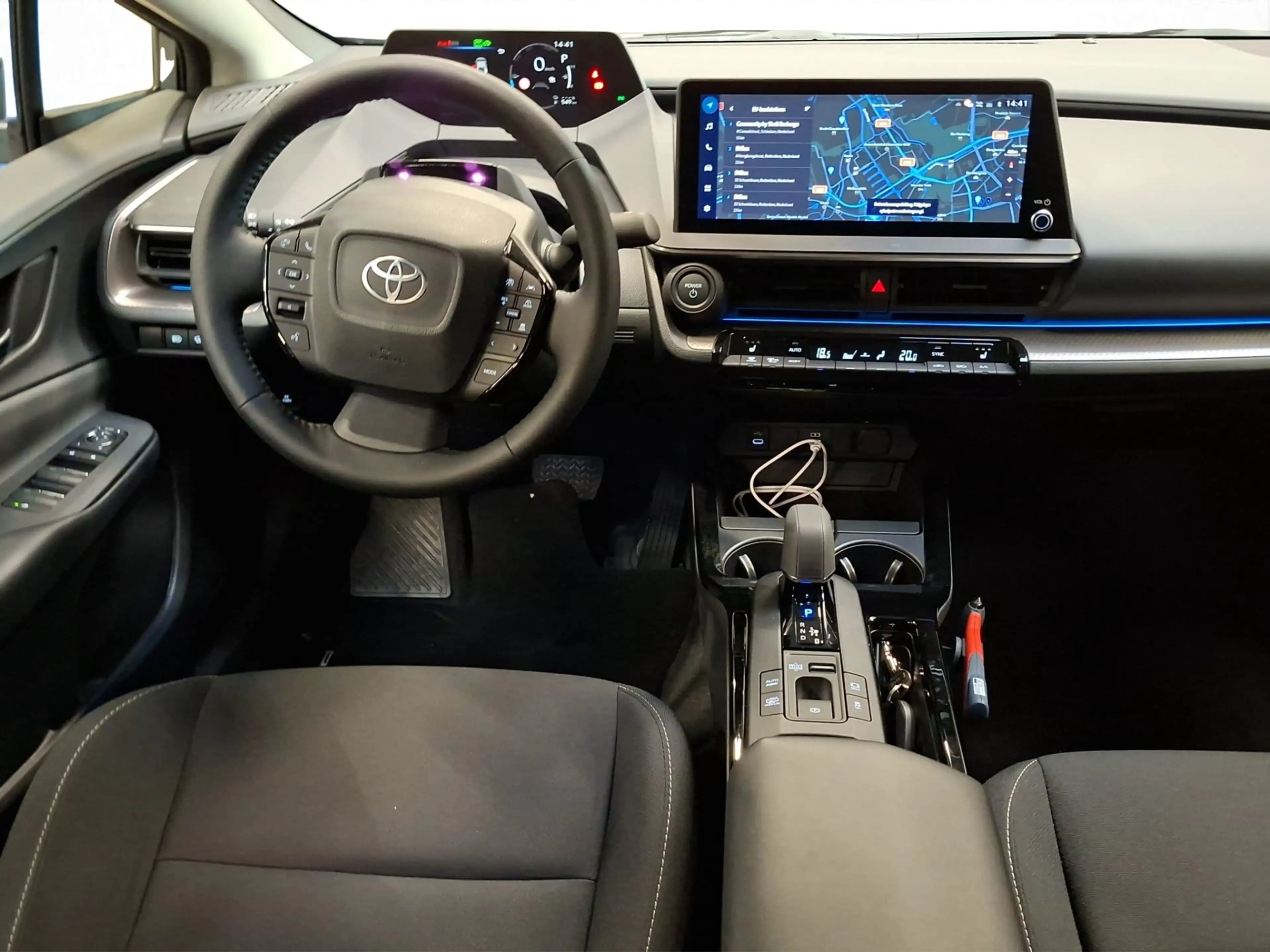 Toyota Prius 2.0 Plug-in Executive Demo Dick — photo 4