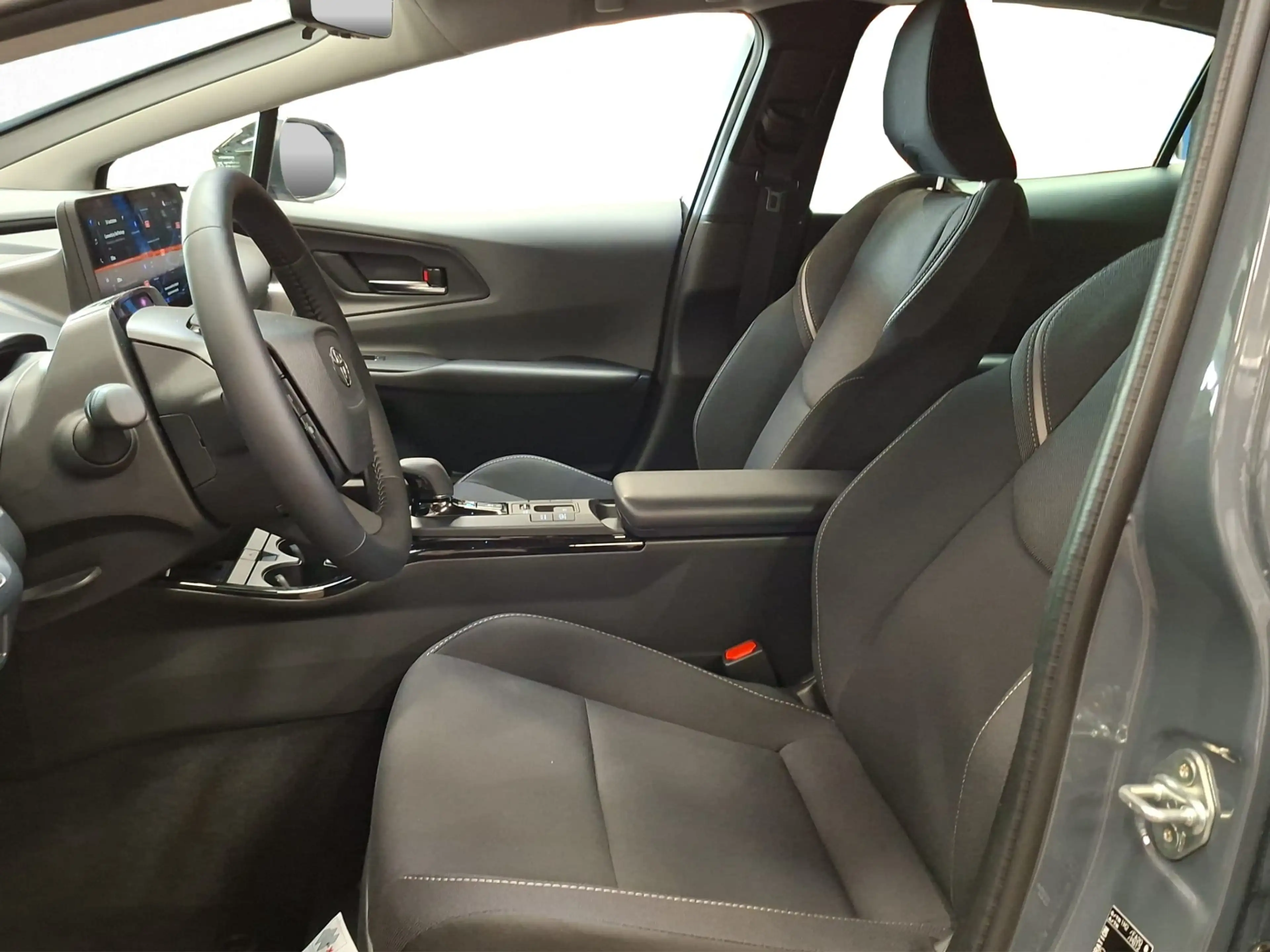 Toyota Prius 2.0 Plug-in Executive Demo Dick — photo 5