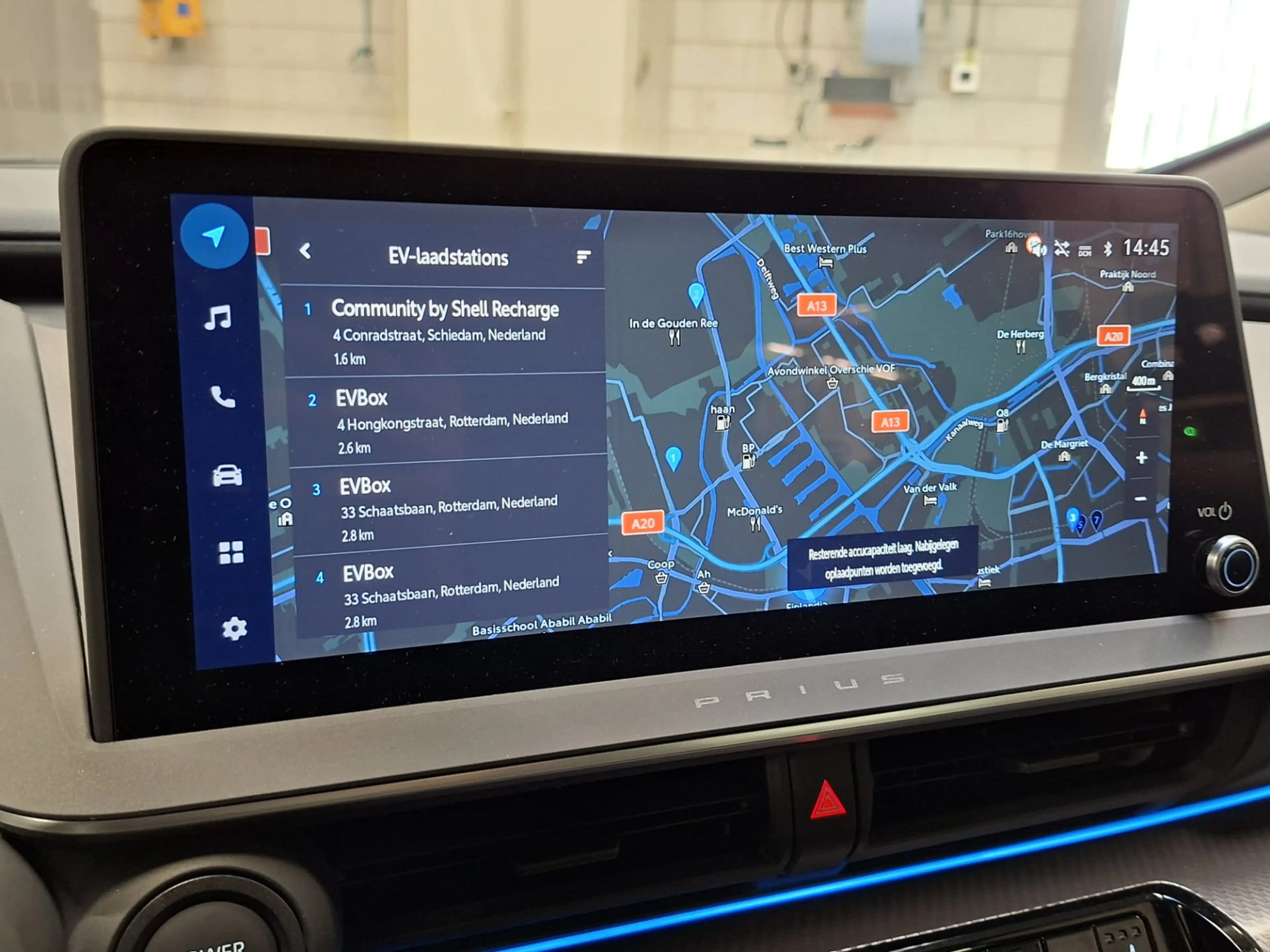 Toyota Prius 2.0 Plug-in Executive Demo Dick — photo 7