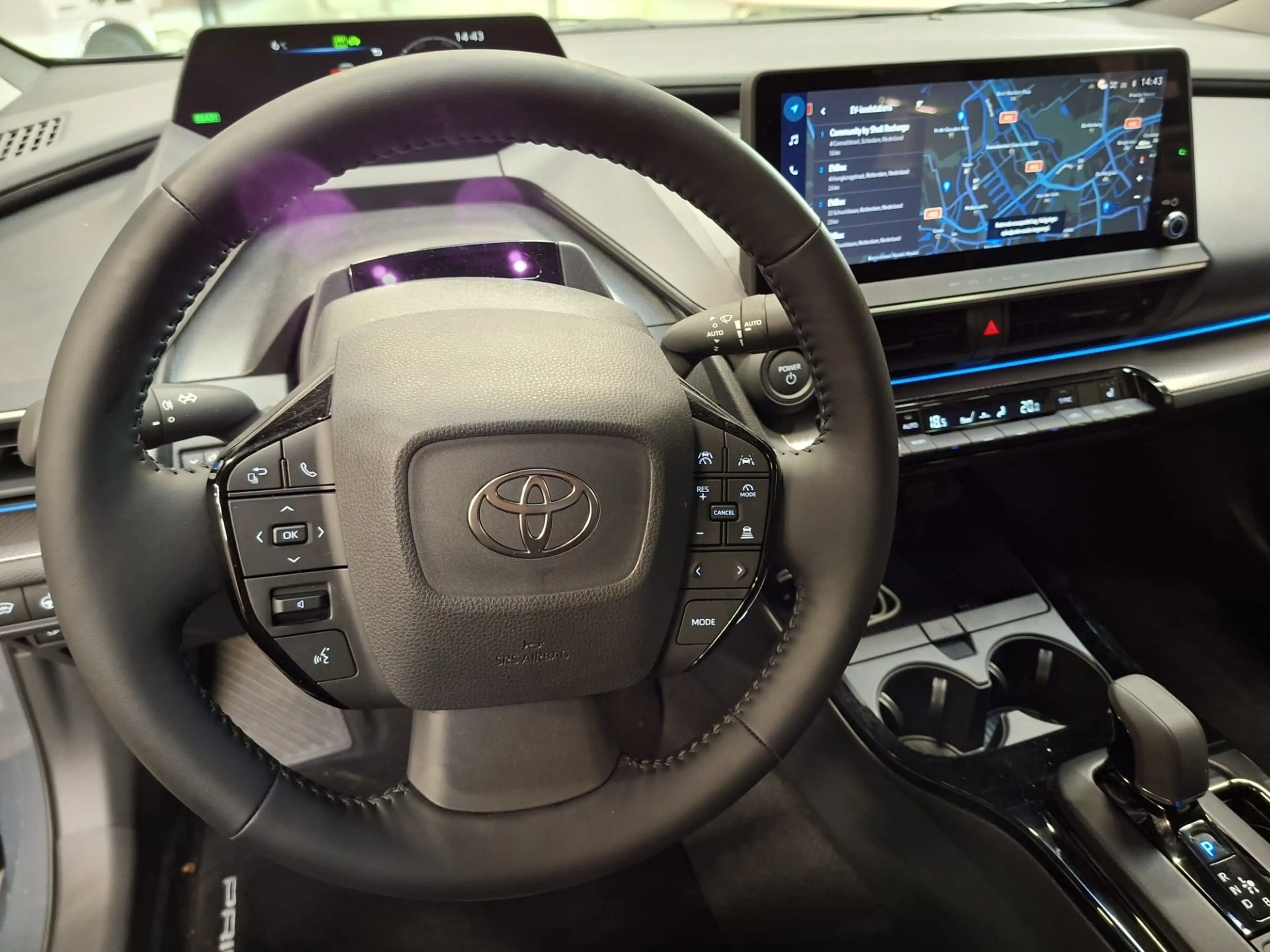 Toyota Prius 2.0 Plug-in Executive Demo Dick — photo 13
