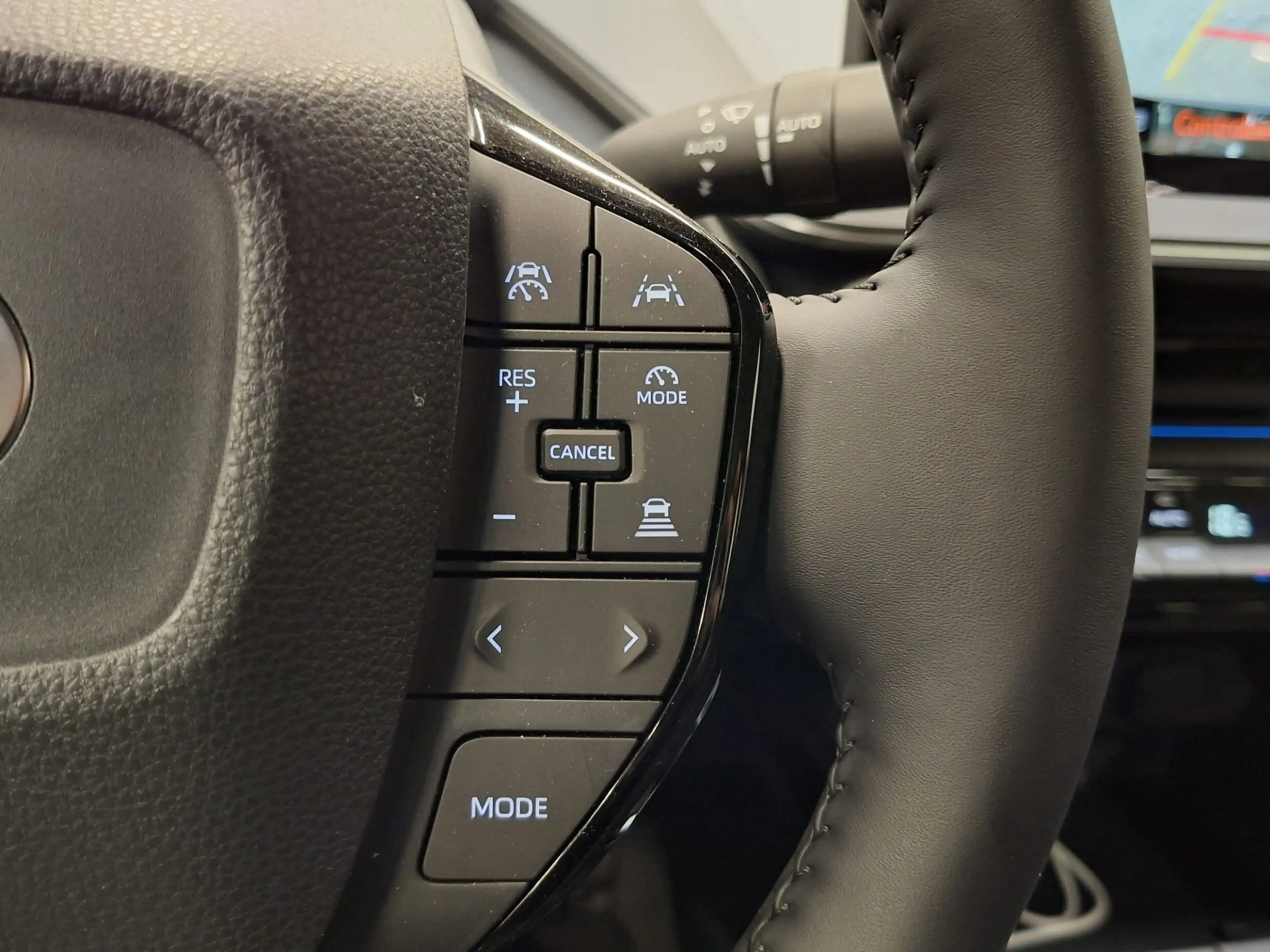 Toyota Prius 2.0 Plug-in Executive Demo Dick — photo 14