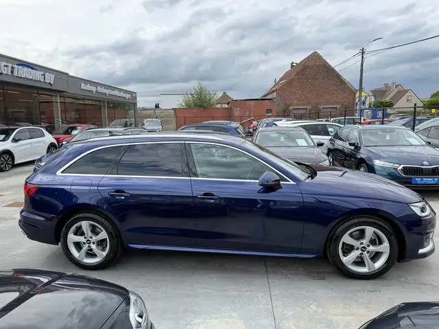 Audi A4 Avant view 4