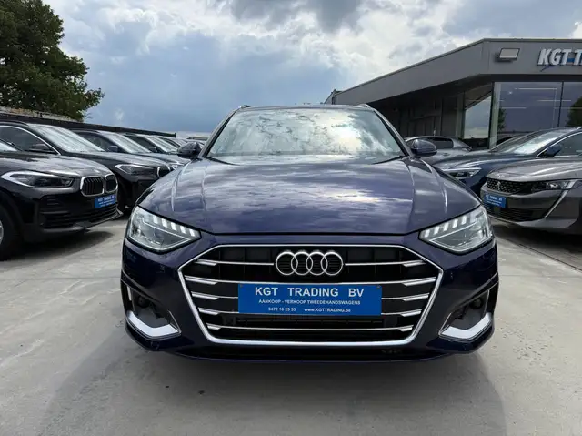 Audi A4 Avant view 2
