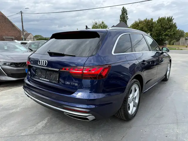 Audi A4 Avant view 5