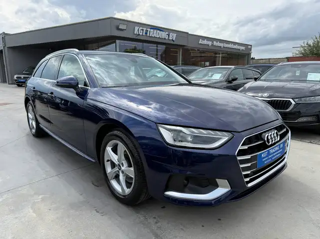 Audi A4 Avant view 3
