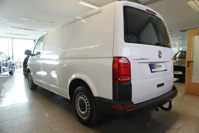 Volkswagen Transporter view 4