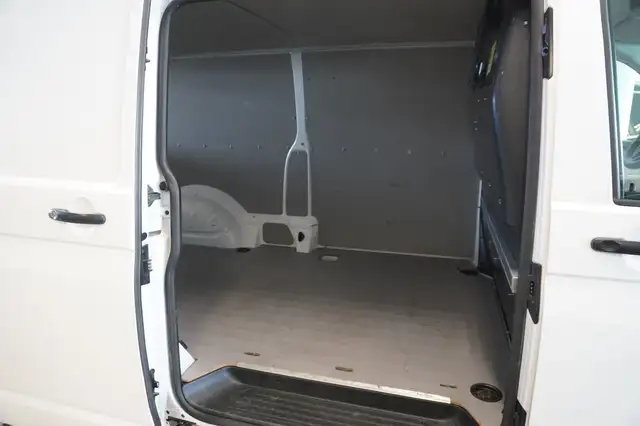 Volkswagen Transporter view 9