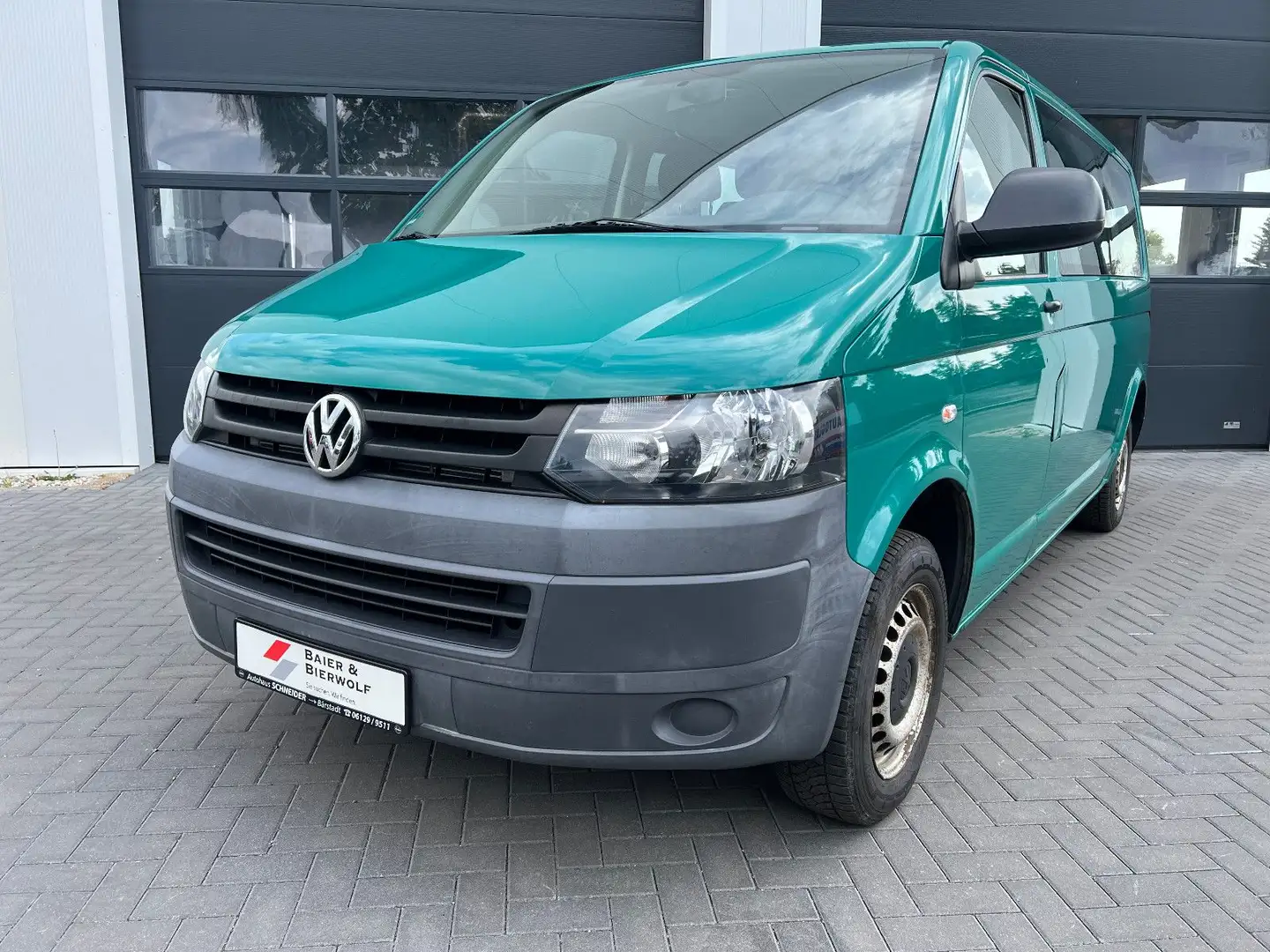 Volkswagen T5 Transporter 9 Sitzer lang 4Motion 140 PS AHK Grün - 2