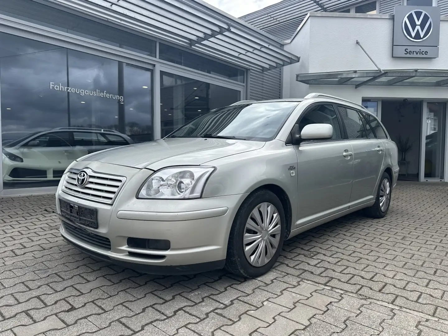 Toyota Avensis Combi 2.2D TÜV 06-2026 Plateado - 1