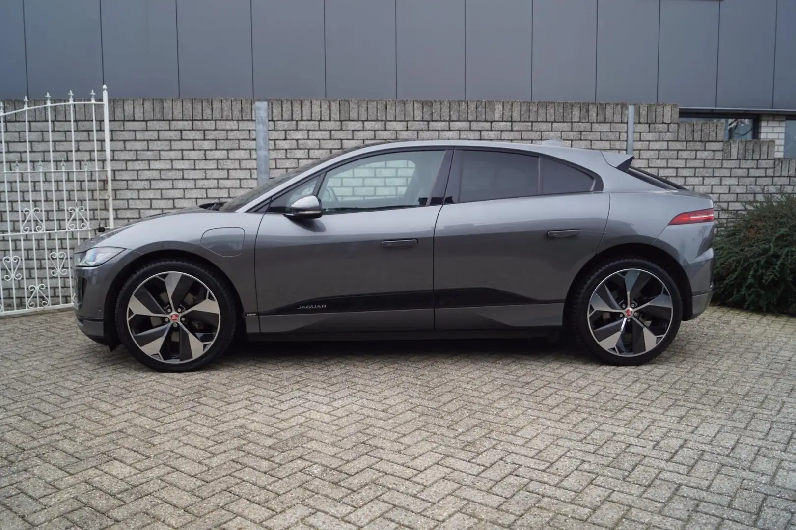 Jaguar I-Pace EV400 First Edition AWD Autom Panodak Luchtvering Grijs - 2