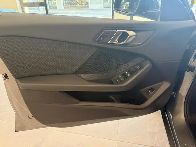 BMW 1 Series view 6