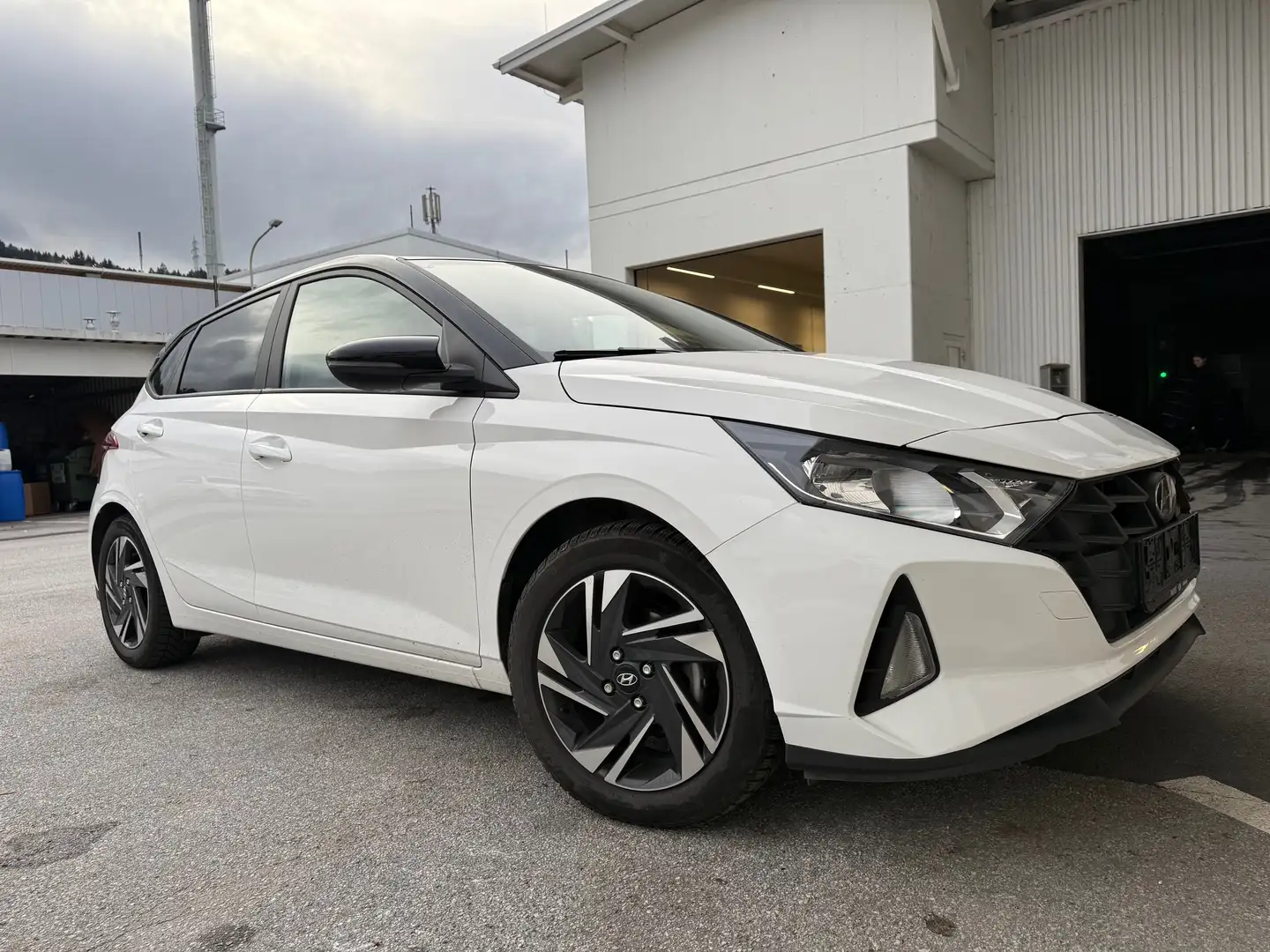 Hyundai i20 *** i-LINE PLUS *** noch ein 4 ZYLINDER MOTOR *** Weiß - 1