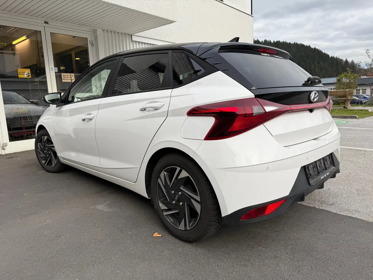 Hyundai i20 *** i-LINE PLUS *** noch ein 4 ZYLINDER MOTOR *** Weiß - 2