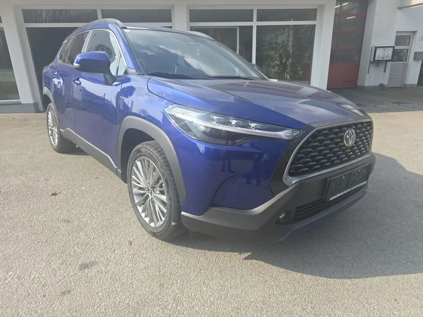 Toyota Corolla Cross 1,8 Hybrid Active Drive 2WD Blau - 1