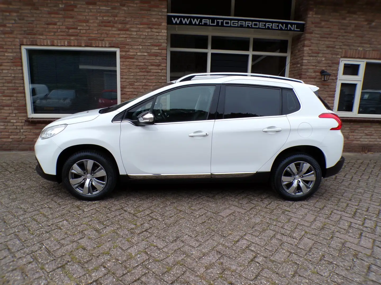 Peugeot 2008 1.2 VTi Allure Weiß - 2