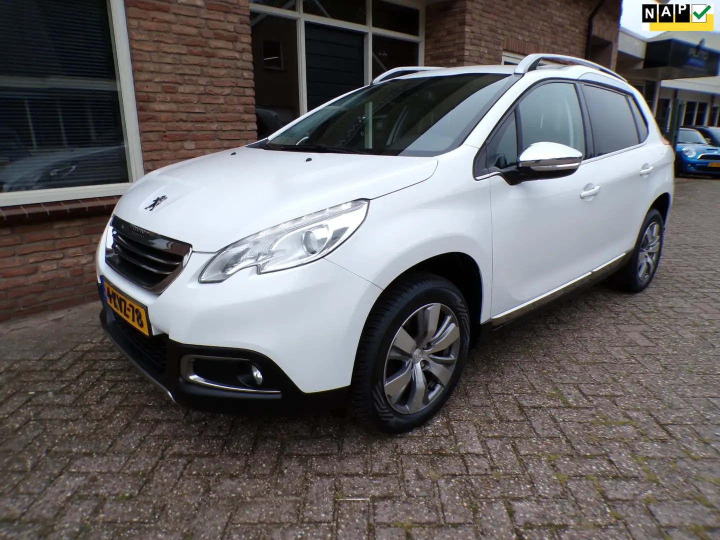 Peugeot 2008 1.2 VTi Allure Weiß - 1