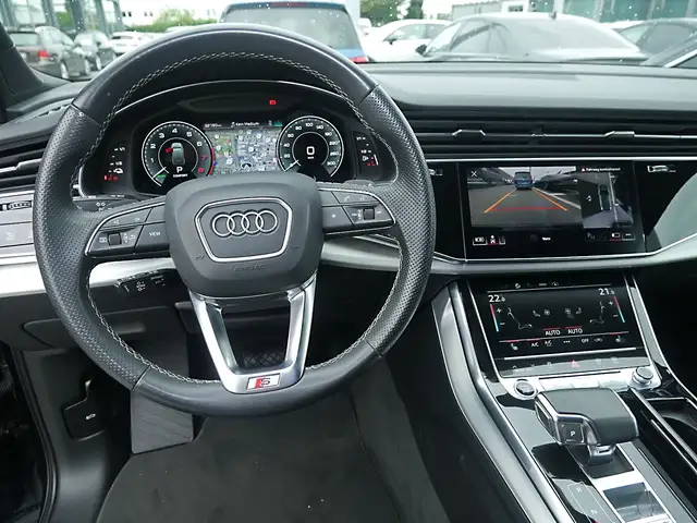 Audi Q7 view 5