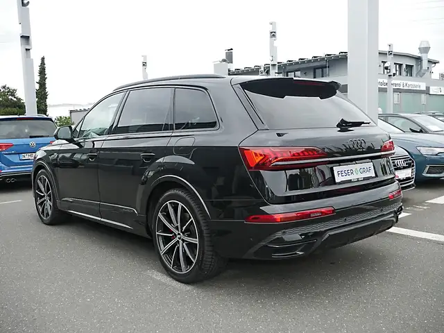 Audi Q7 view 4