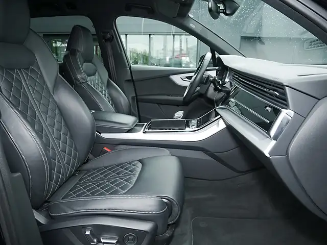 Audi Q7 view 6