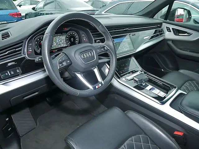 Audi Q7 view 8