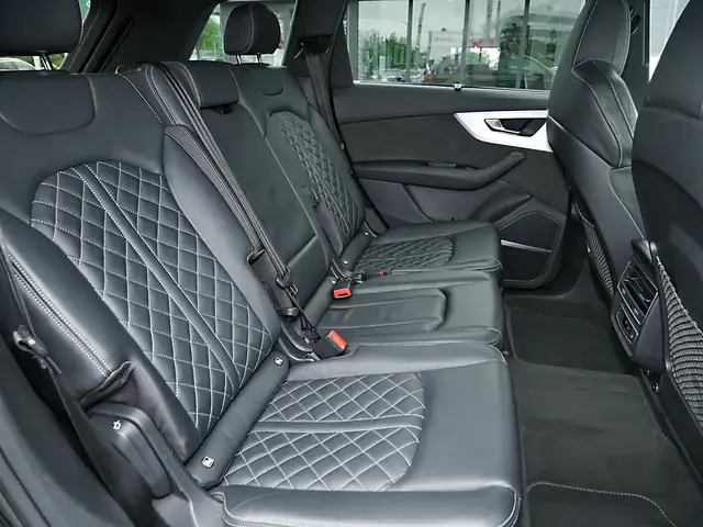 Audi Q7 view 7