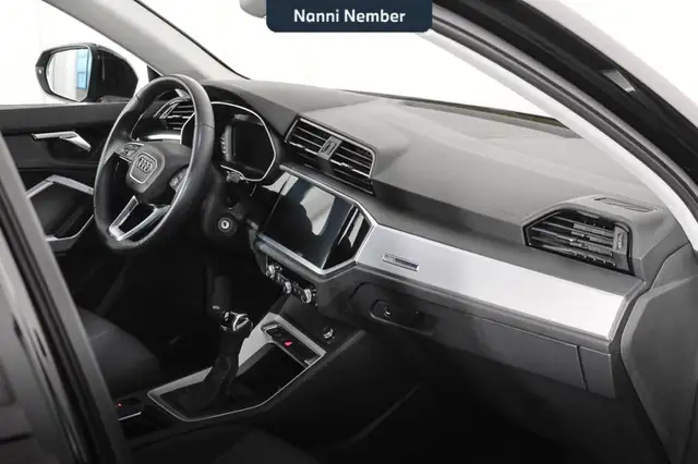 Audi Q3 view 8