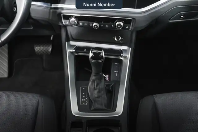 Audi Q3 view 13