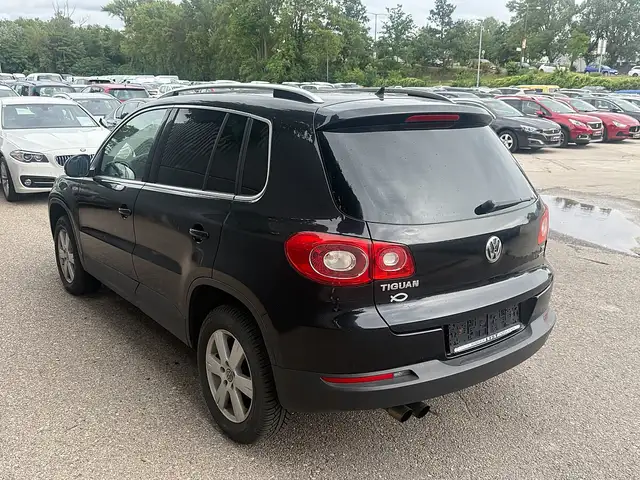 Volkswagen Tiguan view 3
