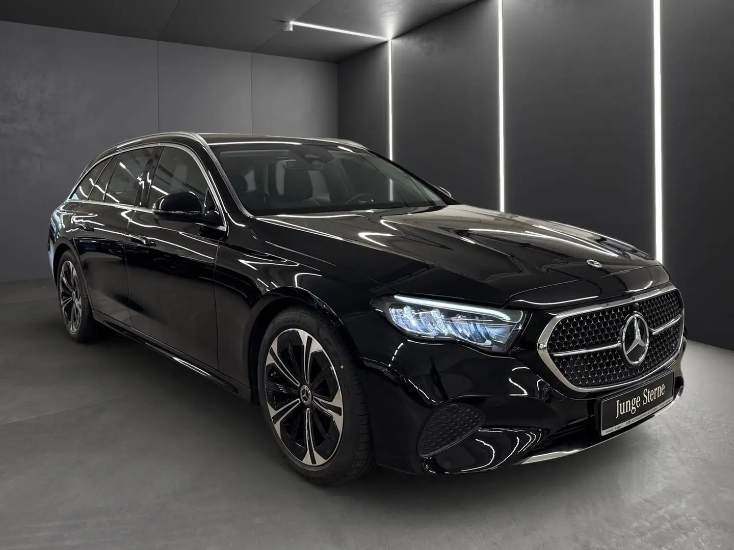 Mercedes-Benz E 220 T d Avantgarde*AHK*Pano*Distro*Totwink*LED Schwarz - 2