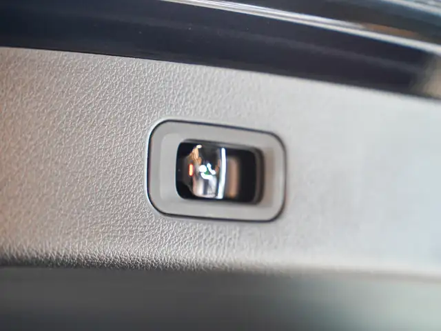 Mercedes-Benz GLC view 18