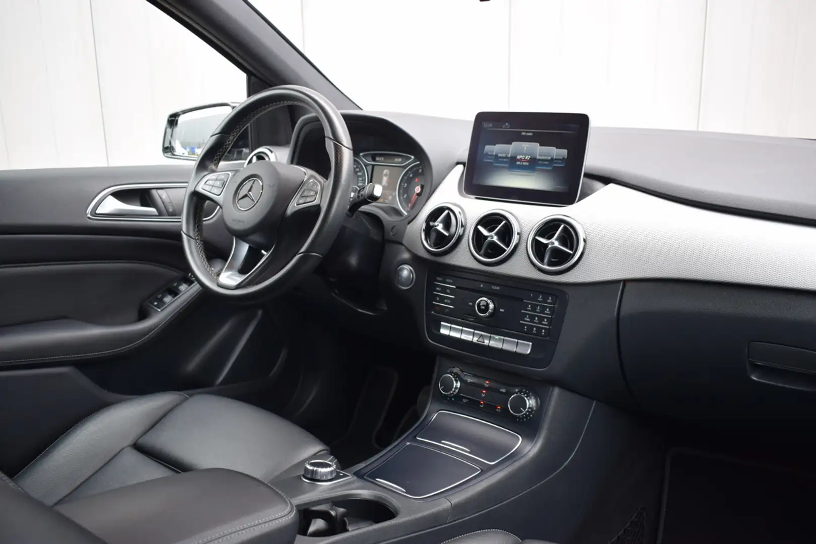 Mercedes-Benz B 180 Automaat Activity Edition Zwart Leder | LED | Coma Zwart - 2