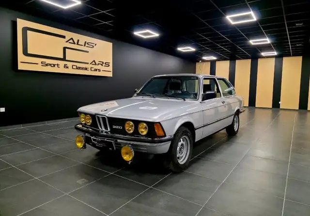 BMW 330 320-6 2.0 6 Cylindres en ligne 122CH BVM5 Collection