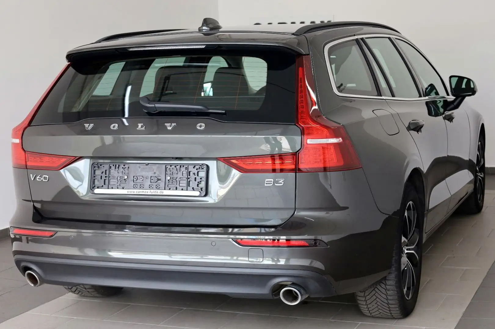 Volvo V60 Kombi Momentum Pro,Aut.,Navi,Kamera, AHK el. Grau - 2