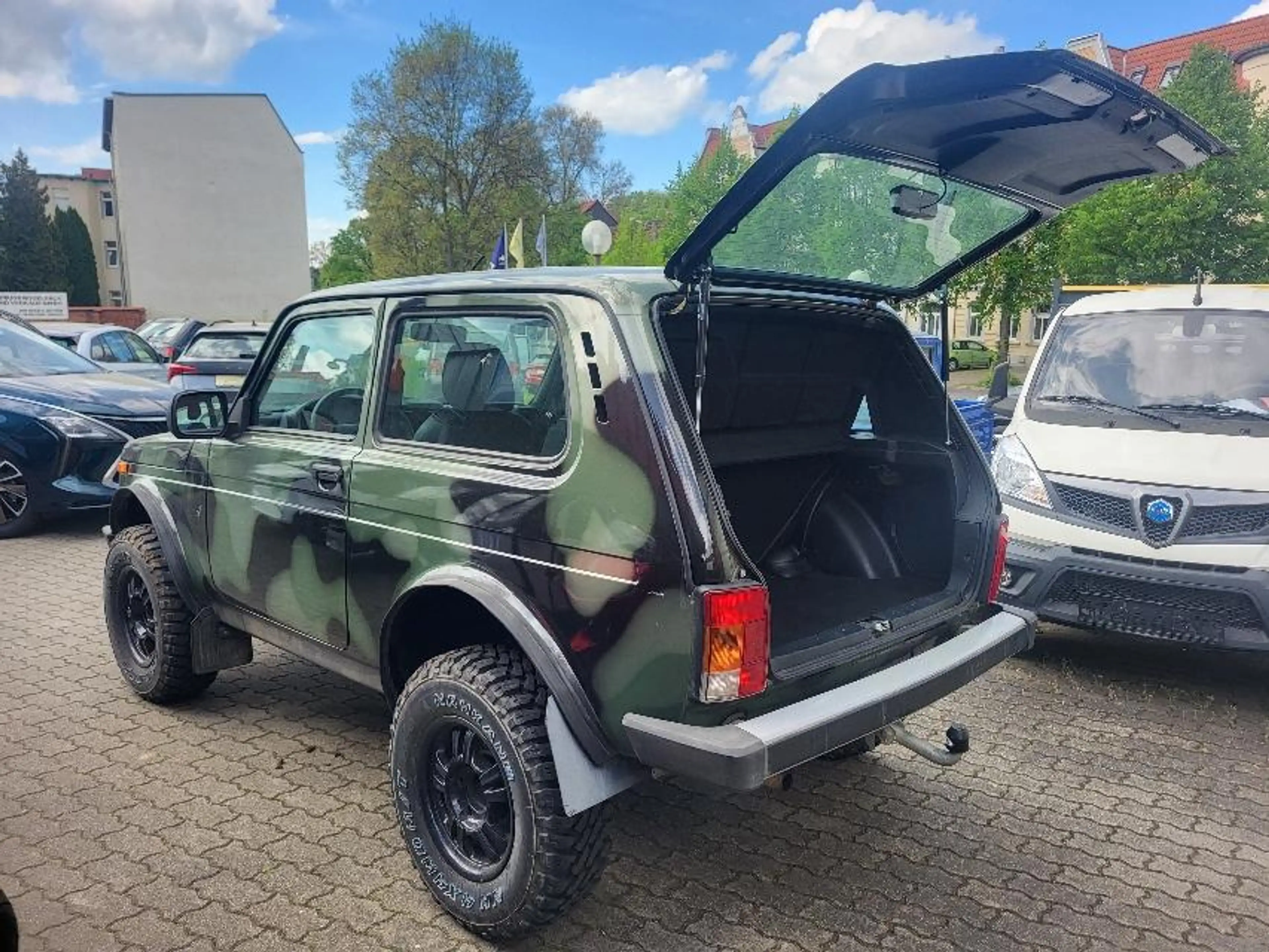 Lada Niva 1.7i 4x4 BRONTO+CAMOUFLAGE+AHK+AT-REIFEN — photo 9
