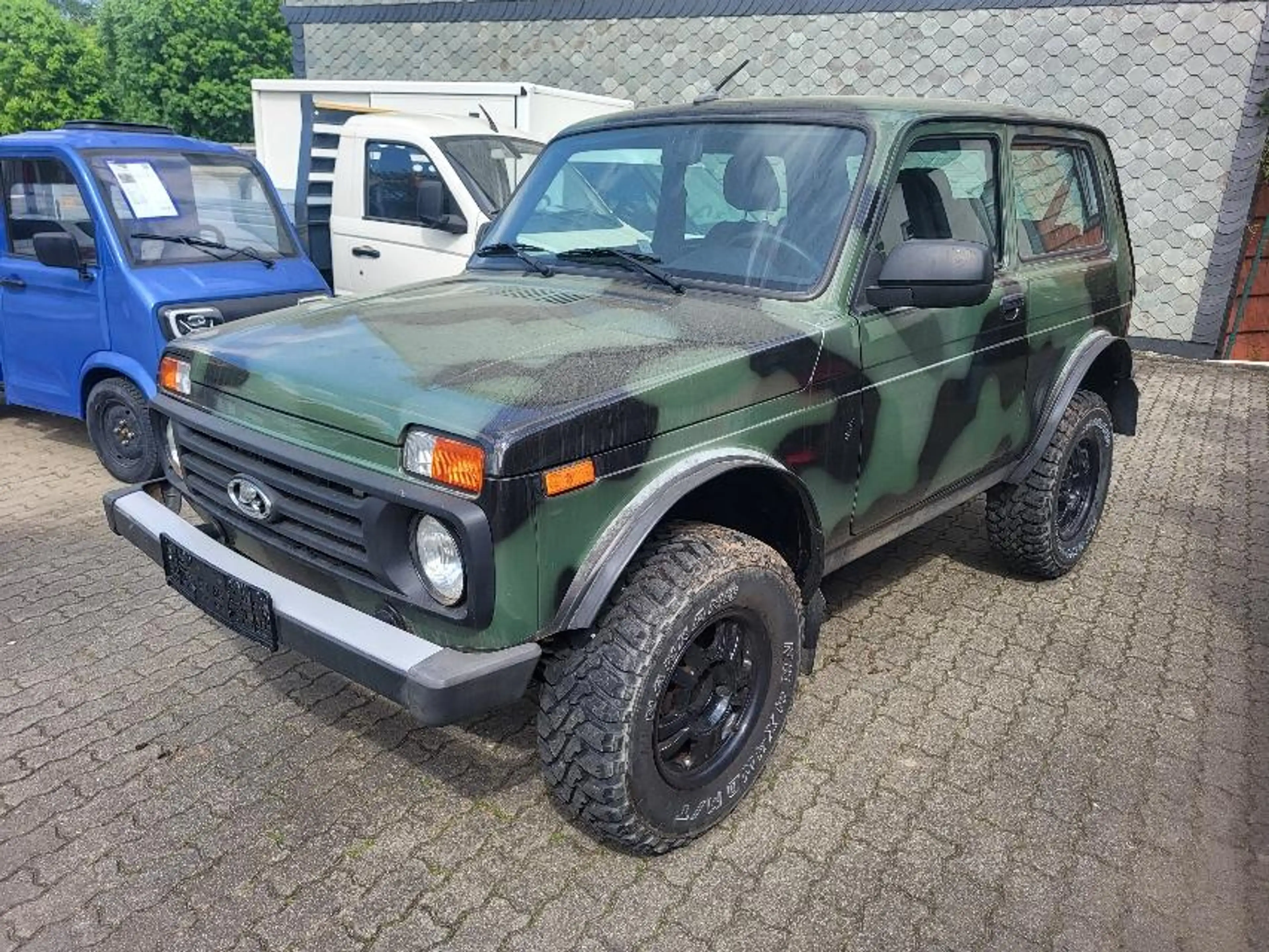 Lada Niva 1.7i 4x4 BRONTO+CAMOUFLAGE+AHK+AT-REIFEN