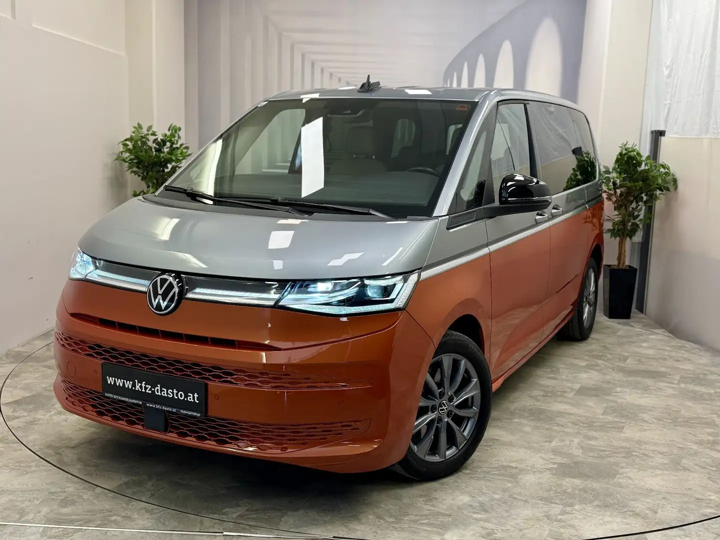 Volkswagen T7 Multivan Multivan__LIFE__IQ LIGHT__eHYBRID__6 Sitzer__ Silber - 1