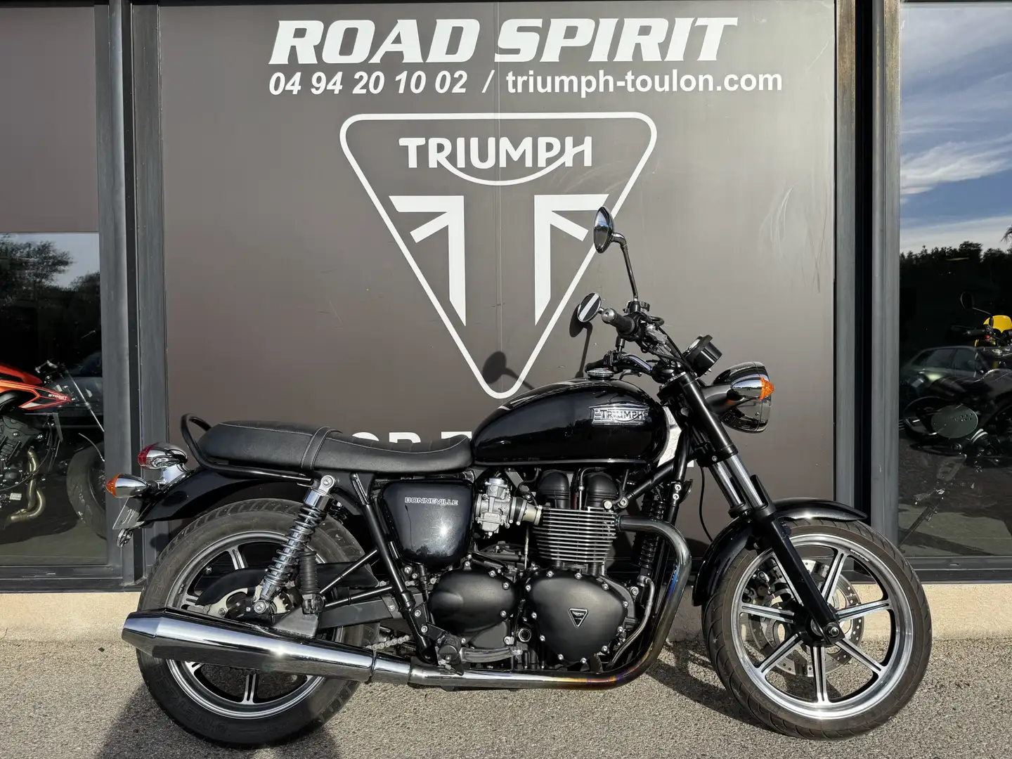 Triumph Noir - 1