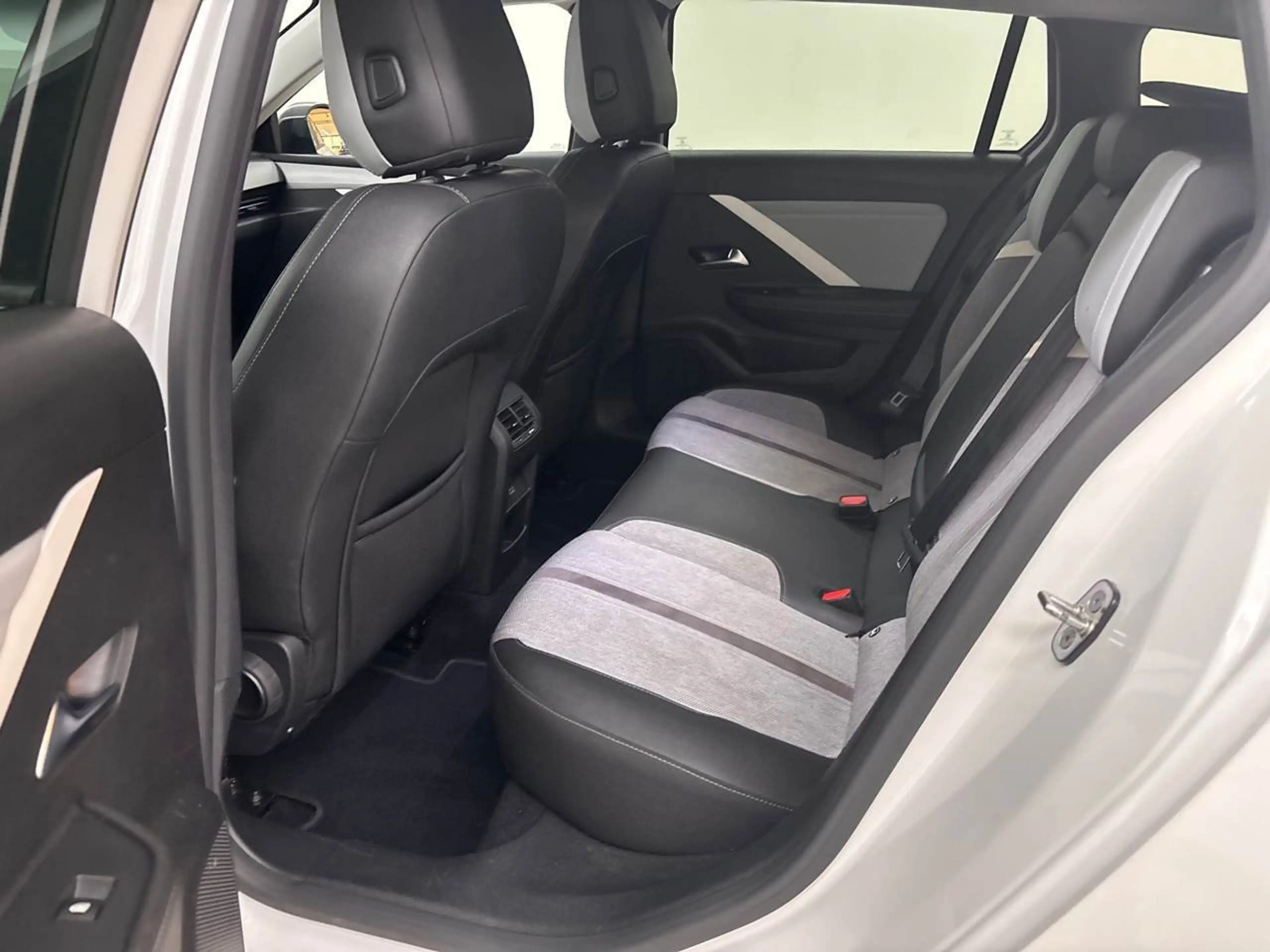 Opel Astra L 1.5 D Business Elegance — photo 12