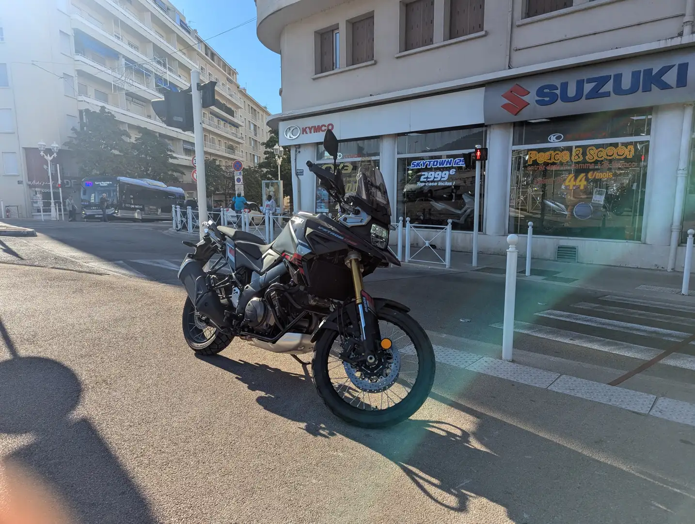 Suzuki V-Strom 1050DE Noir - 1