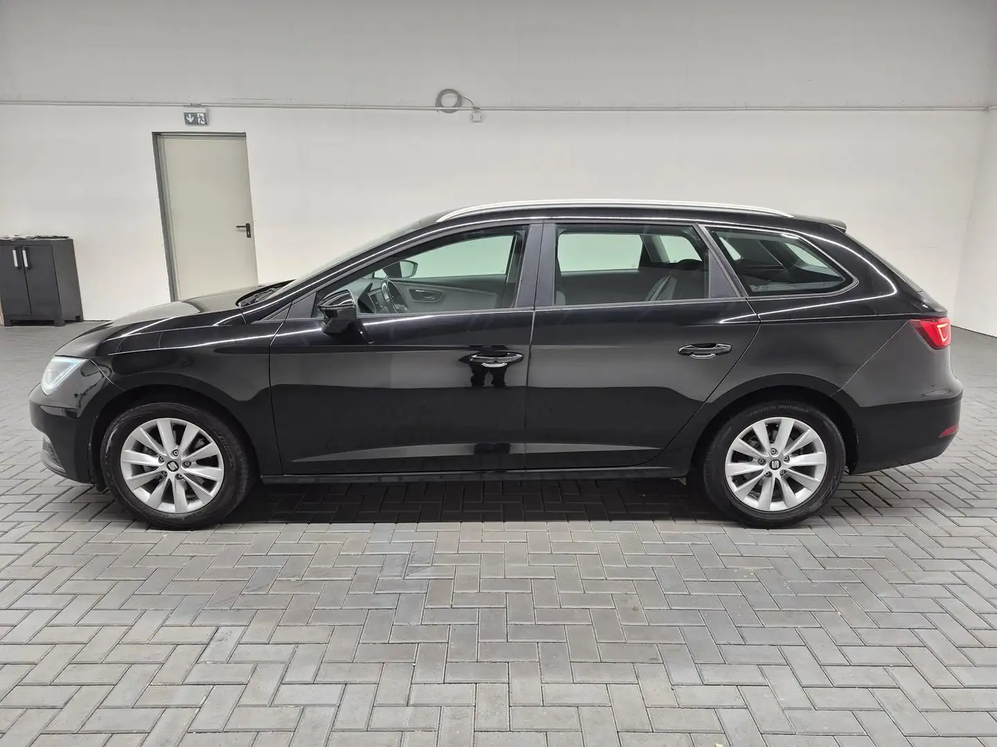 SEAT Leon ST LED/Navi/FullLink/PDC/AHK/ACC/16LM Schwarz - 2