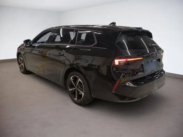 Opel Astra view 3