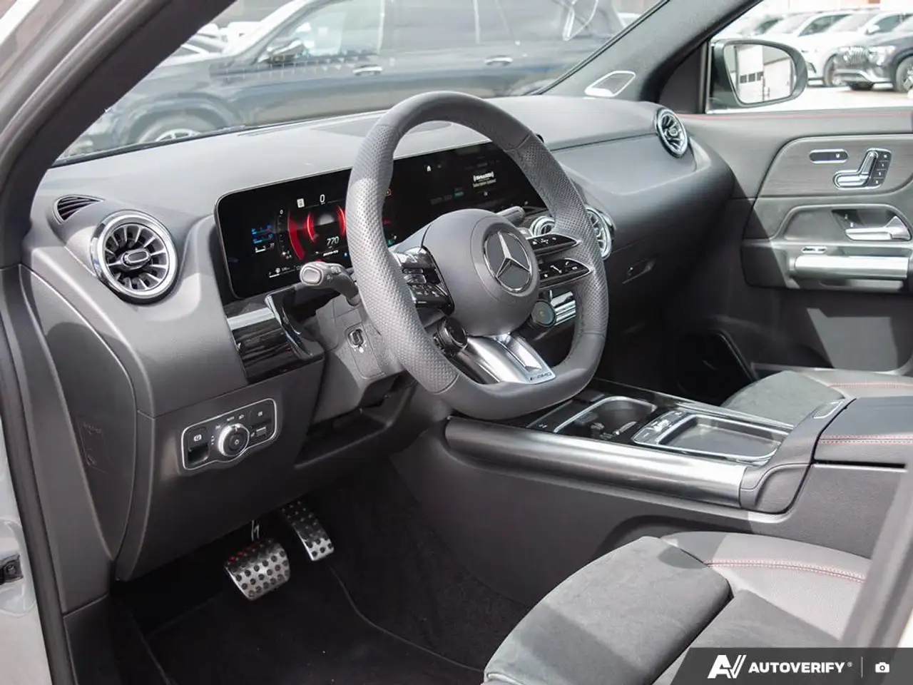Mercedes-Benz GLA снимка Mercedes-Benz GLA