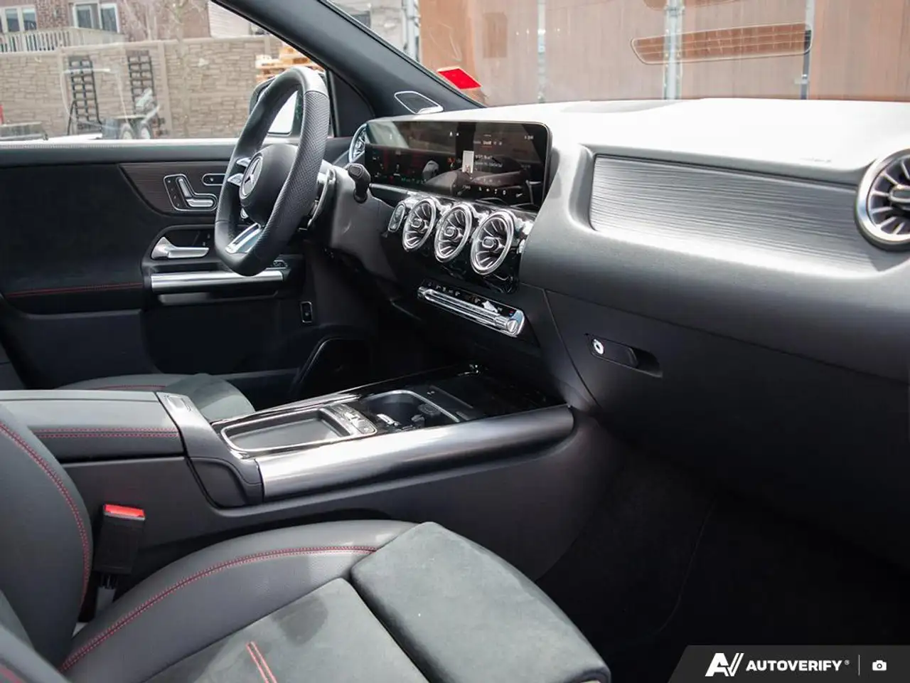 Mercedes-Benz GLA снимка Mercedes-Benz GLA