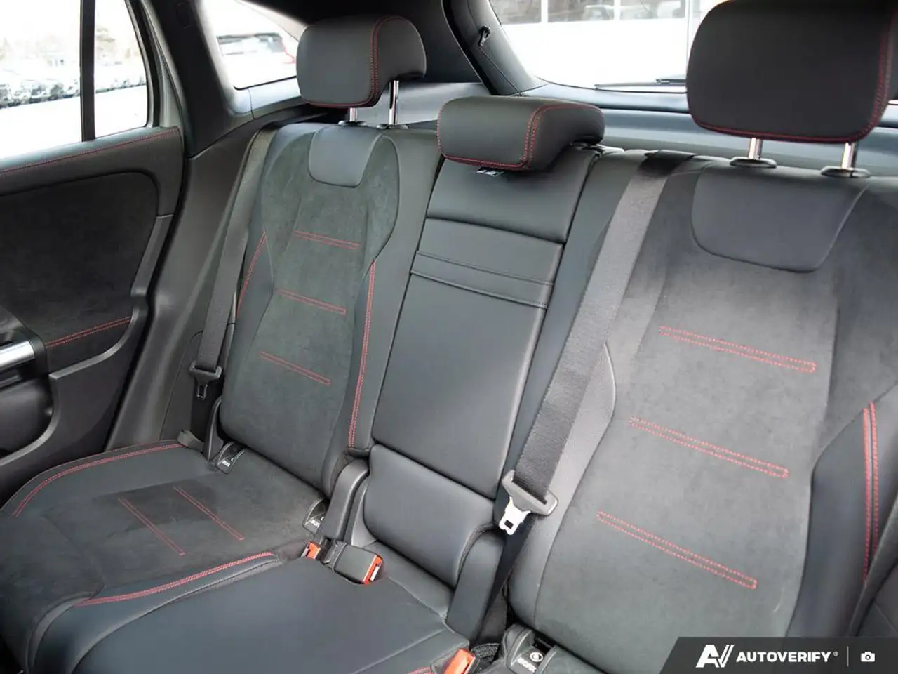 Mercedes-Benz GLA снимка Mercedes-Benz GLA