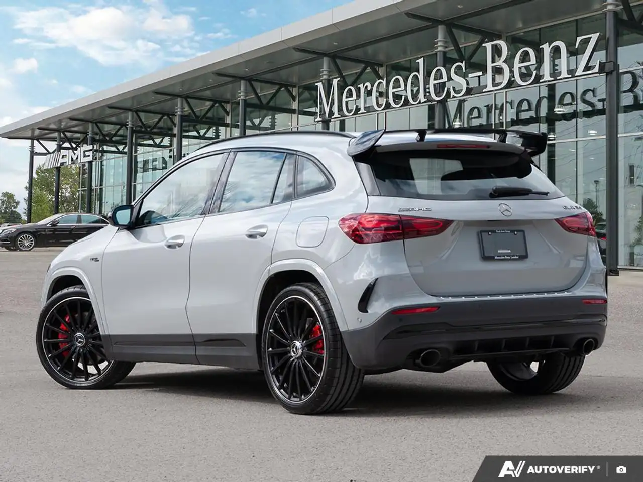 Mercedes-Benz GLA снимка Mercedes-Benz GLA