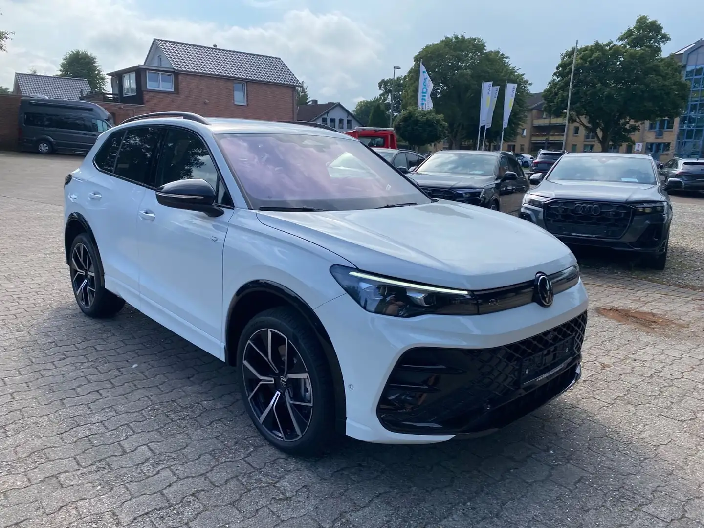Volkswagen Tiguan 2.0 TDI 4 M R-Line Navi AHK IQ Light 20 Weiß - 1