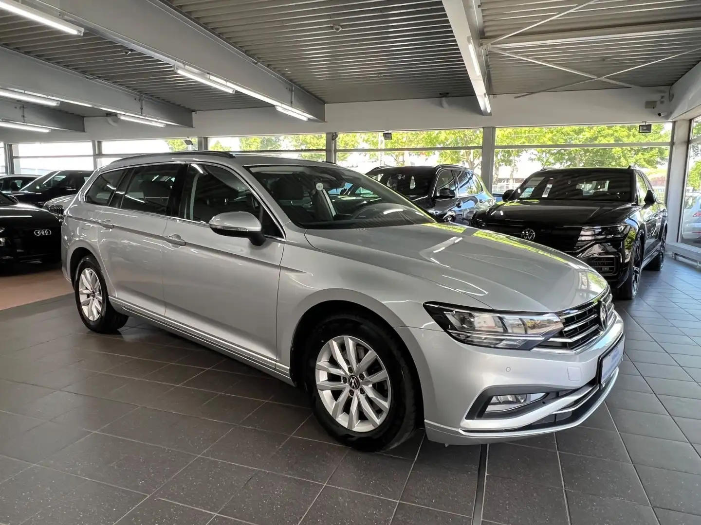 Volkswagen Passat Var. 2.0TDI Business AHK+Premium Navi+uvm Silber - 2