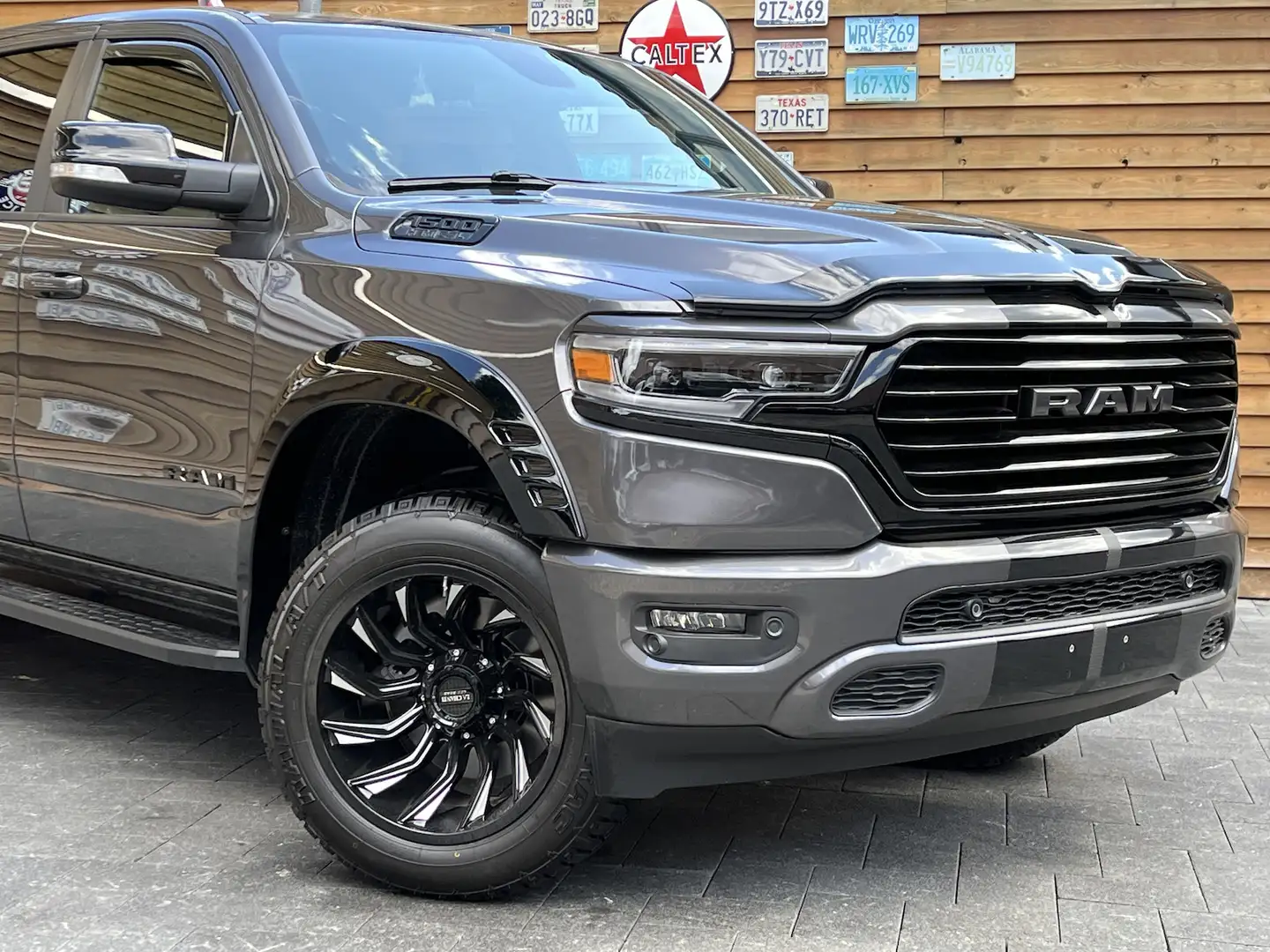 Dodge RAM 1500 Night 5,7 4x4 AHK LPG LED LaChanti Grau - 2