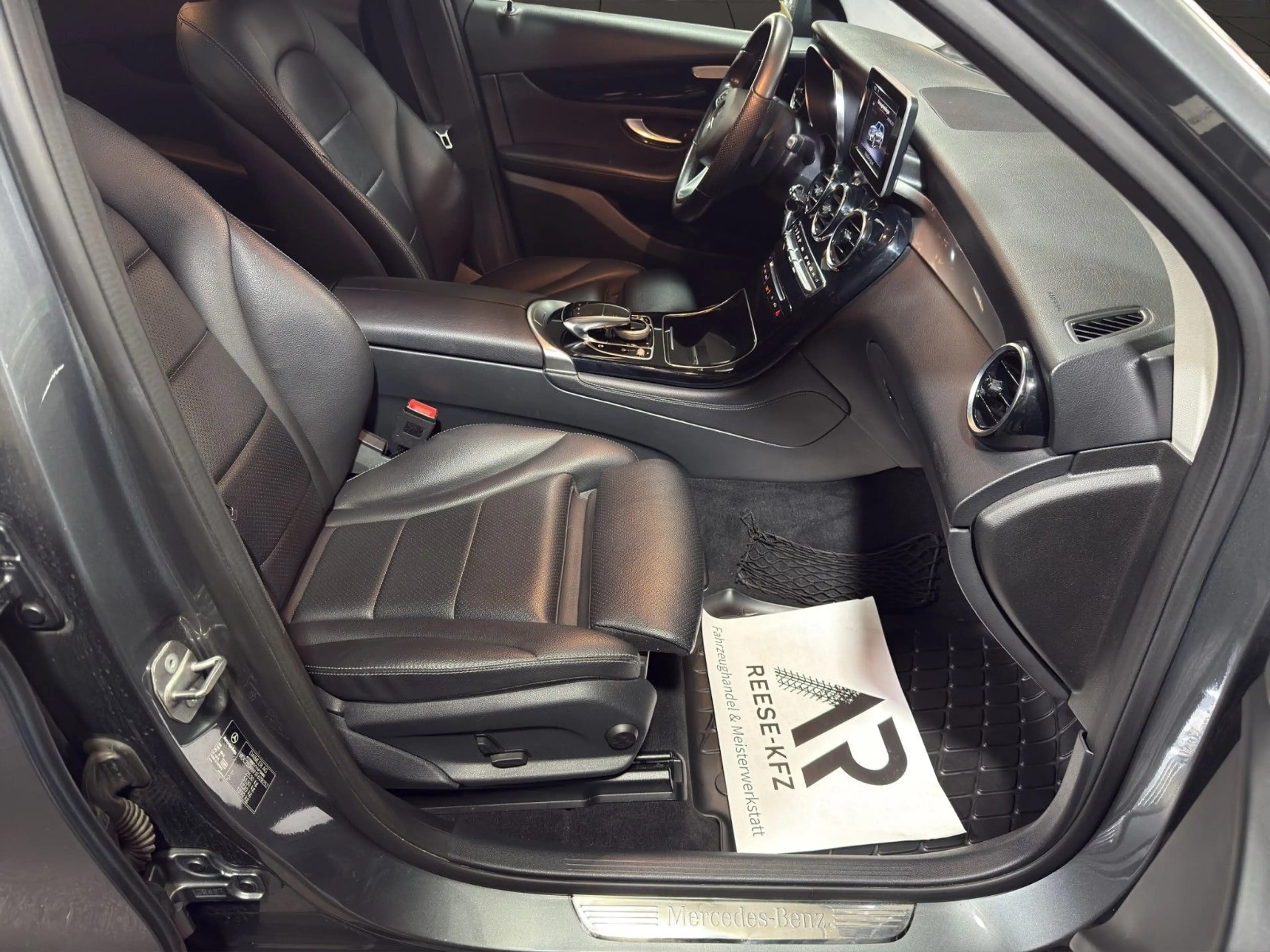 Mercedes-Benz GLC 250 d 4Matic Pano HUD LED PDC SHZ — photo 14